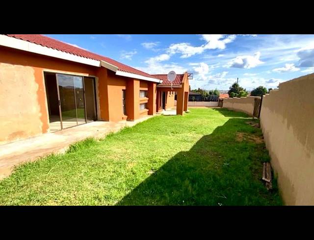 3 BEDROOM PROPERTY TO RENT IN LENASIA SOUTH